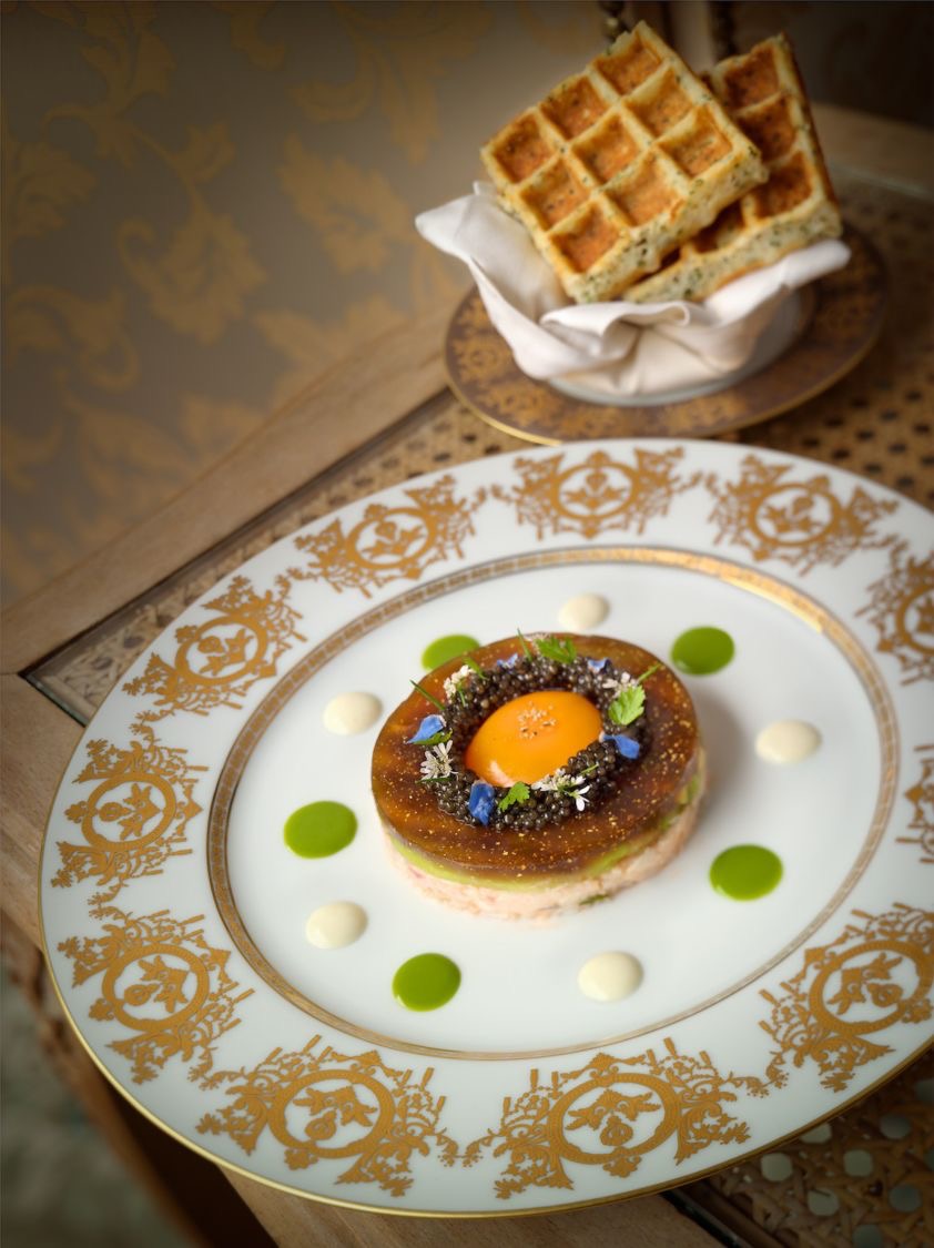 Tourteau au jaune d’œuf, caviar, gelée à l’or et jeunes poireaux